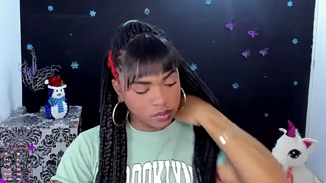 Snapshot of Marce_22 chatting on 11-16-25, 10:37 Marce 22 online show from 11-16-25, 10:37