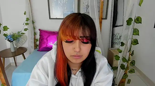 lussyevans24 online show from 02-05-25, 07:50