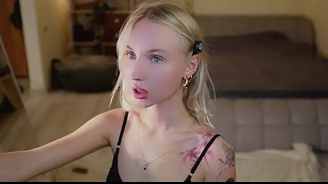 Snapshot of blondy_room chatting on 09-24-25, 05:16 blondy room online show from 09-24-25, 05:16