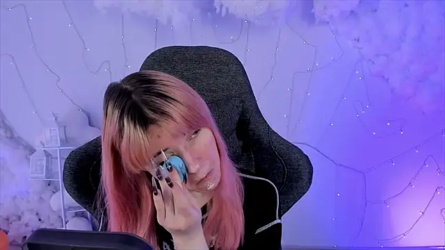 Snapshot of LexiWenford chatting on 02-07-25, 02:50 LexiWenford online show from 02-07-25, 02:50