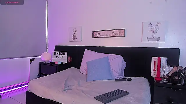 Snapshot of Natasha_Kinski chatting on 02-08-25, 07:59 Natasha Kinski online show from 02-08-25, 07:59