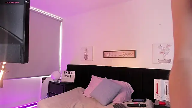 Snapshot of Natasha_Kinski chatting on 02-18-25, 07:19 Natasha Kinski online show from 02-18-25, 07:19