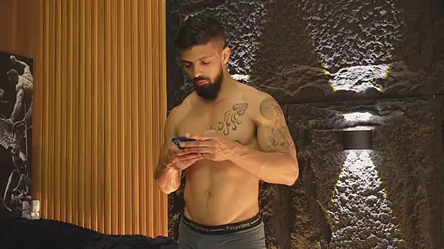 Snapshot of DannSaenz chatting on 10-22-25, 01:11 DannSaenz online show from 10-22-25, 01:11