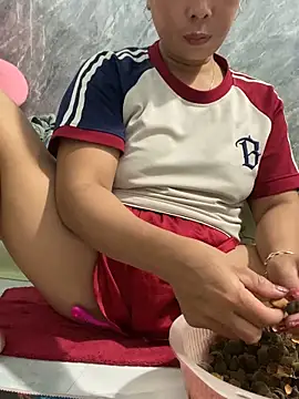 Snapshot of Linaannn chatting on 10-13-25, 12:05 Linaannn online show from 10-13-25, 12:05