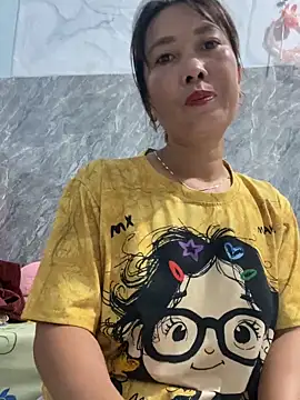 Snapshot of Linaannn chatting on 11-04-25, 11:59 Linaannn online show from 11-04-25, 11:59