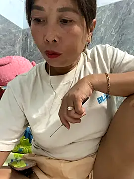 Snapshot of Linaannn chatting on 11-14-25, 12:15 Linaannn online show from 11-14-25, 12:15