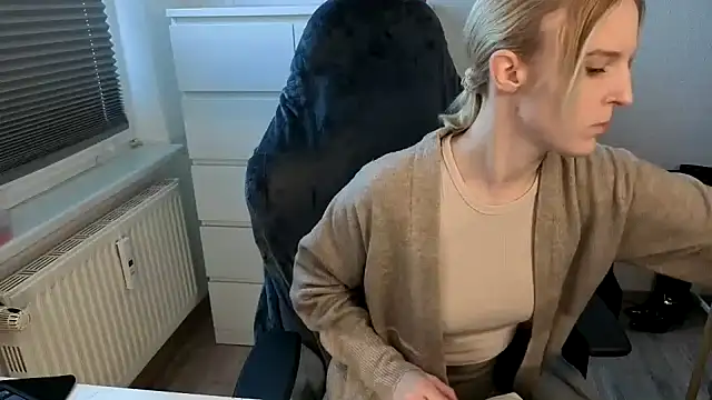 Snapshot of Luna_Lacroix chatting on 01-18-26, 08:40 Luna Lacroix online show from 01-18-26, 08:40