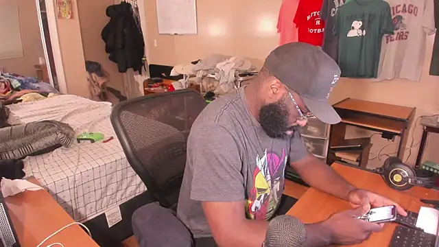 Snapshot of MrChuckDailyXXX chatting on 10-09-25, 10:52 MrChuckDailyXXX online show from 10-09-25, 10:52