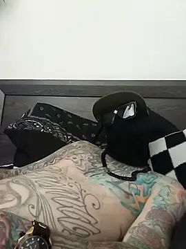 Snapshot of Slunghung79 chatting on 10-16-25, 10:11 Slunghung79 online show from 10-16-25, 10:11