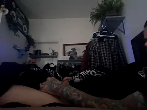 Snapshot of Slunghung79 chatting on 10-18-25, 02:29 Slunghung79 online show from 10-18-25, 02:29