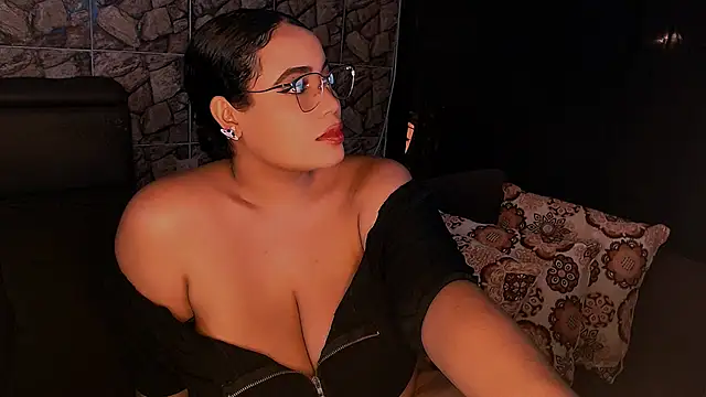 Snapshot of Emmacamille chatting on 03-08-25, 02:12 Emmacamille online show from 03-08-25, 02:12