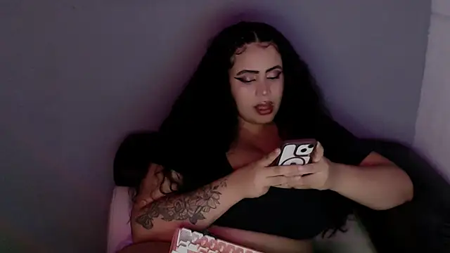 Snapshot of Emmacamille chatting on 10-22-25, 12:11 Emmacamille online show from 10-22-25, 12:11