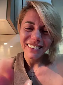 Snapshot of tanyagrey chatting on 11-19-25, 10:15 tanyagrey online show from 11-19-25, 10:15