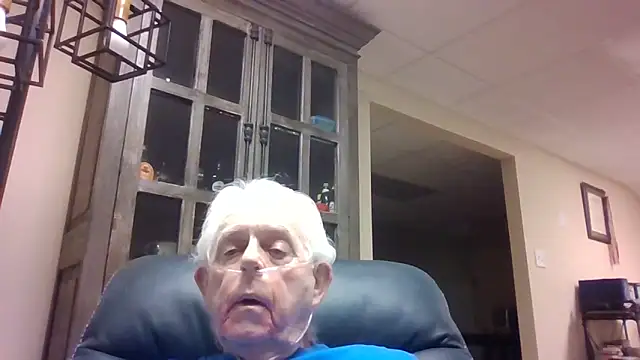 Snapshot of bootlegmanz chatting on 04-19-26, 04:17 bootlegmanz online show from 04-19-26, 04:17