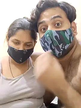 Snapshot of IND_COUPLE1 chatting on 01-09-25, 04:39 IND COUPLE1 online show from 01-09-25, 04:39