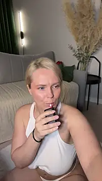 Snapshot of Charming_Daphny chatting on 05-16-26, 10:36 Charming Daphny online show from 05-16-26, 10:36