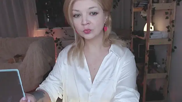 Snapshot of Brience chatting on 03-20-25, 03:23 Brience online show from 03-20-25, 03:23