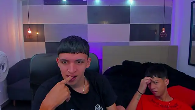 Snapshot of Juan_Nd_Steven chatting on 01-15-25, 04:15 Juan Nd Steven online show from 01-15-25, 04:15