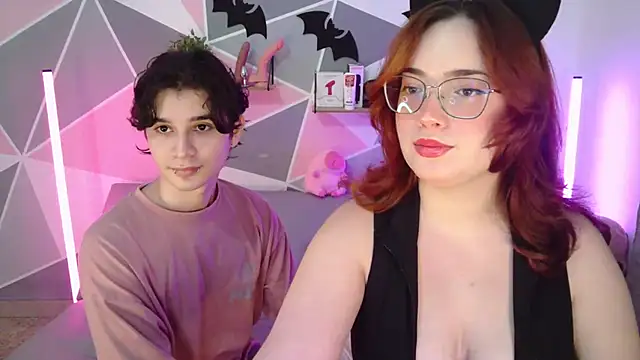 Snapshot of AndrewAnndCherry chatting on 10-21-25, 12:33 AndrewAnndCherry online show from 10-21-25, 12:33