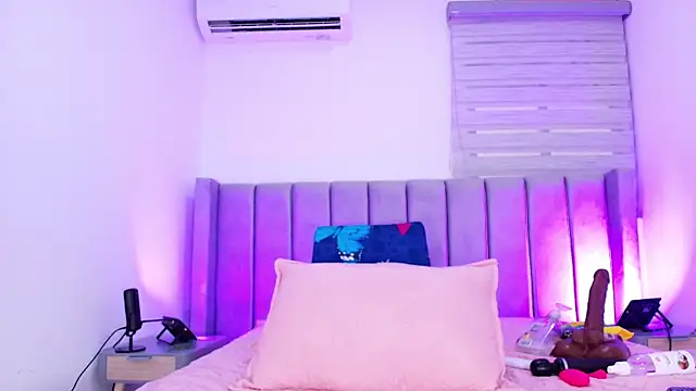 Snapshot of Brandhy_v chatting on 12-17-25, 12:00 Brandhy v online show from 12-17-25, 12:00