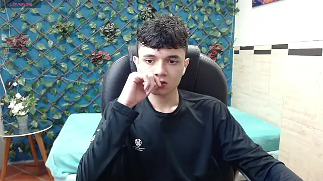 Snapshot of Waturox chatting on 03-04-25, 07:22 Waturox online show from 03-04-25, 07:22