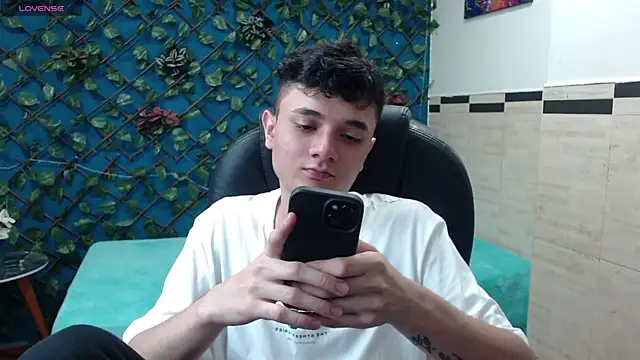 Snapshot of Waturox chatting on 03-20-25, 07:14 Waturox online show from 03-20-25, 07:14