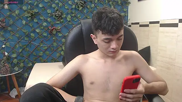 Snapshot of Waturox chatting on 09-13-25, 07:46 Waturox online show from 09-13-25, 07:46