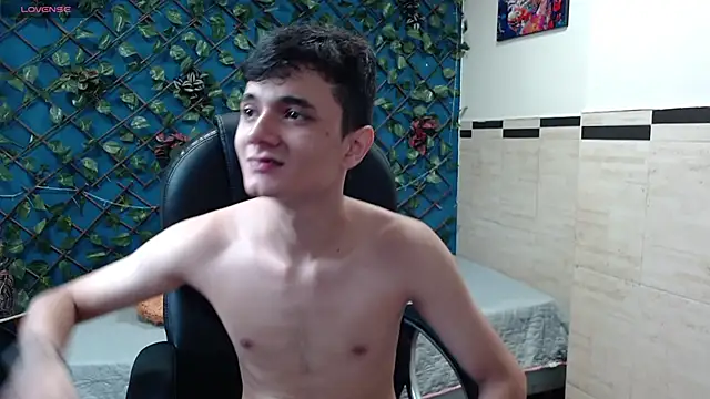 Snapshot of Waturox chatting on 09-26-25, 07:18 Waturox online show from 09-26-25, 07:18