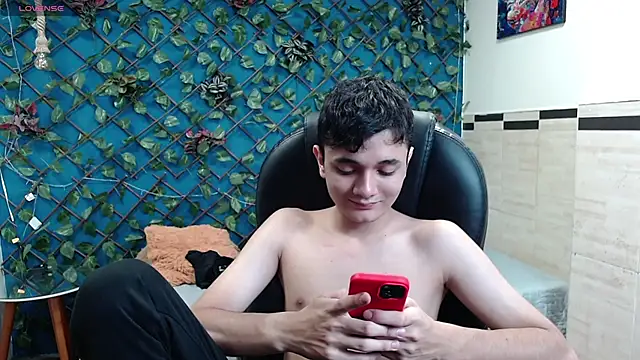 Snapshot of Waturox chatting on 10-03-25, 07:44 Waturox online show from 10-03-25, 07:44