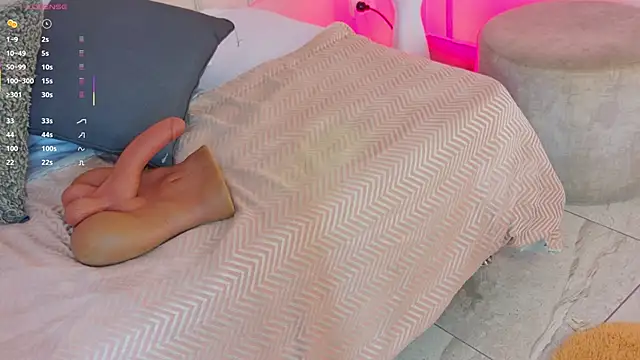 Snapshot of Mariapettit chatting on 10-31-25, 12:06 Mariapettit online show from 10-31-25, 12:06