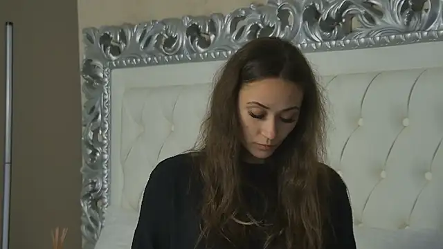 Snapshot of AliceMunro chatting on 11-18-25, 08:24 AliceMunro online show from 11-18-25, 08:24