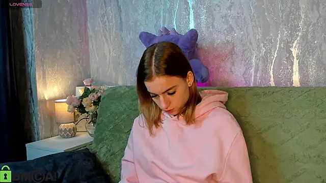 Snapshot of Stacey_Brown chatting on 12-19-25, 01:01 Stacey Brown online show from 12-19-25, 01:01