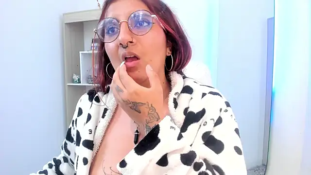 Snapshot of Alliccee chatting on 12-28-24, 06:17 Alliccee online show from 12-28-24, 06:17