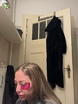 Snapshot of ElenaHaze chatting on 01-29-25, 07:04 ElenaHaze online show from 01-29-25, 07:04