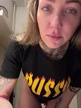 Snapshot of ElenaHaze chatting on 02-08-25, 08:31 ElenaHaze online show from 02-08-25, 08:31