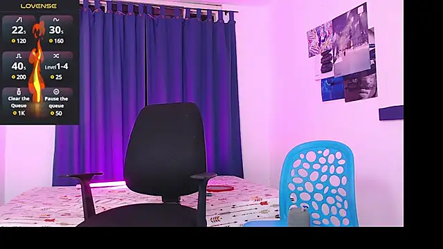 Snapshot of Sanit_Di chatting on 03-08-25, 12:11 Sanit Di online show from 03-08-25, 12:11