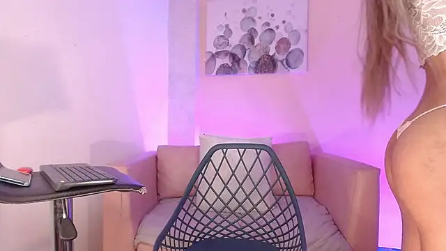 Snapshot of LittleButterfly19 chatting on 01-18-25, 04:37 LittleButterfly19 online show from 01-18-25, 04:37