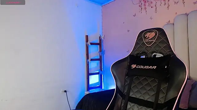 Snapshot of peyton_golden1 chatting on 09-21-25, 03:52 peyton golden1 online show from 09-21-25, 03:52