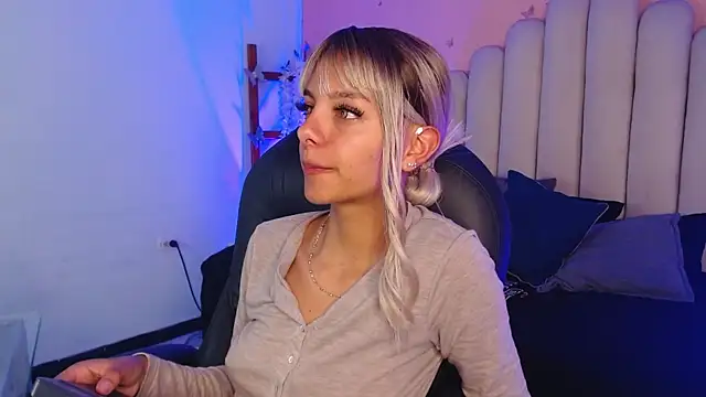 Snapshot of peyton_golden1 chatting on 10-05-25, 03:38 peyton golden1 online show from 10-05-25, 03:38