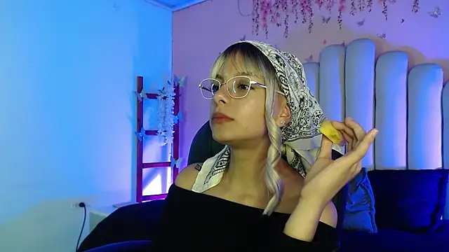 Snapshot of peyton_golden1 chatting on 10-15-25, 03:28 peyton golden1 online show from 10-15-25, 03:28