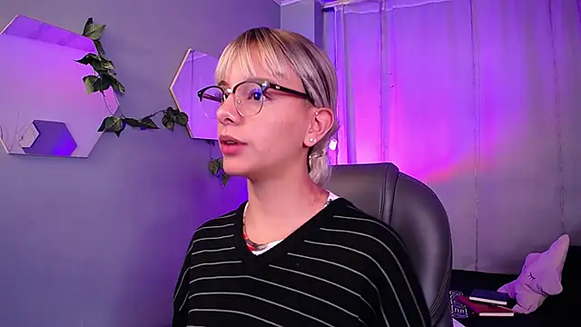 Snapshot of peyton_golden1 chatting on 10-29-25, 03:42 peyton golden1 online show from 10-29-25, 03:42