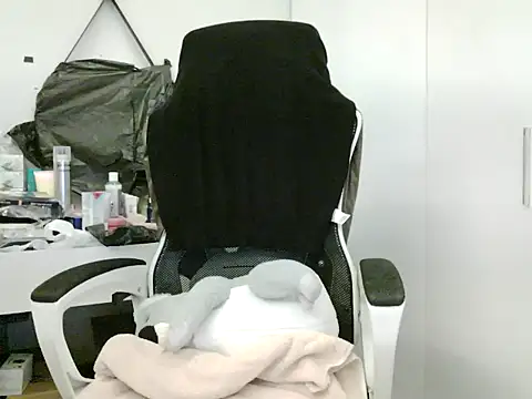 Yin-girl online show from 10-16-25, 07:48