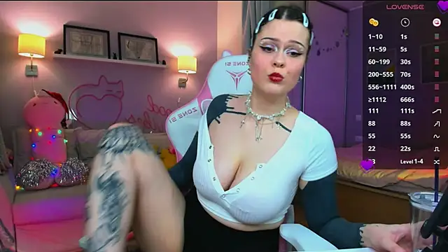 Snapshot of lisa_moonlight chatting on 12-16-24, 12:27 lisa moonlight online show from 12-16-24, 12:27