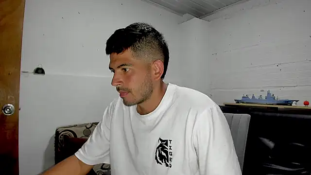 Snapshot of Himoreno25 chatting on 01-27-25, 11:11 Himoreno25 online show from 01-27-25, 11:11