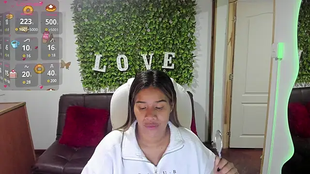 Snapshot of Enma__clark chatting on 12-21-24, 03:47 Enma clark online show from 12-21-24, 03:47