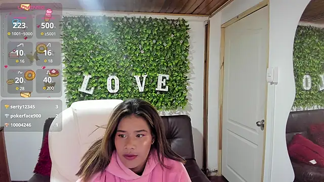 Snapshot of Enma__clark chatting on 01-21-25, 10:19 Enma clark online show from 01-21-25, 10:19