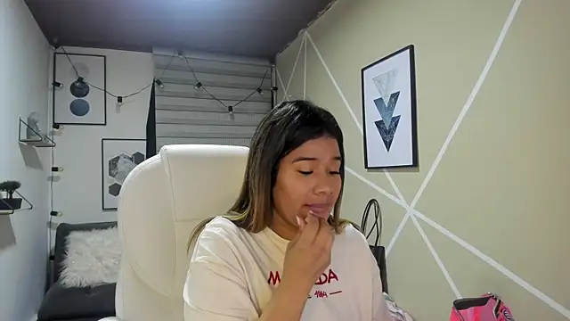 Snapshot of Enma__clark chatting on 09-21-25, 04:25 Enma clark online show from 09-21-25, 04:25