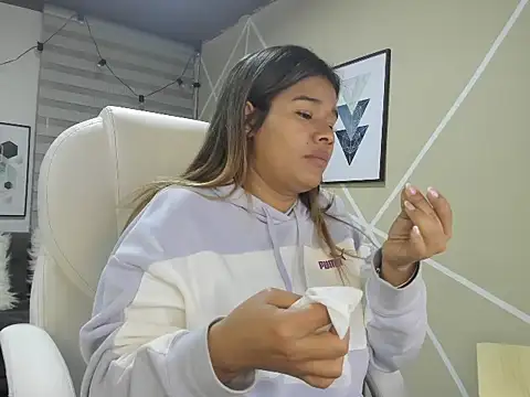 Snapshot of Enma__clark chatting on 10-25-25, 04:09 Enma clark online show from 10-25-25, 04:09