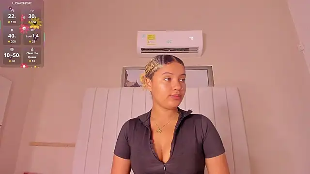 Snapshot of julieta_flower chatting on 11-14-25, 01:32 julieta flower online show from 11-14-25, 01:32