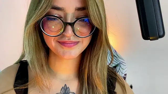 Snapshot of SweetJennaa chatting on 02-10-26, 01:10 SweetJennaa online show from 02-10-26, 01:10